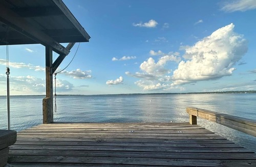 West Livingston House | ~ Lakeside Getaway In a Small Town ~