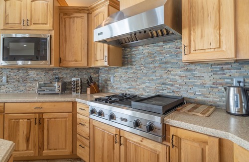 Cascade Valley House | Lakeside home w/dock, gamerooms, fenced yard