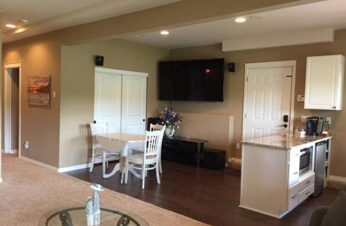 Eatonville House | Lakeside Living Suite! Mt Rainier, Nwtrek, Jblm