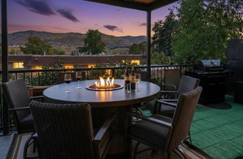 Chelan Apartment | Lakeside luxury with hot tub and pool