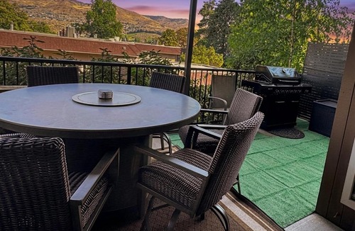 Chelan Apartment | Lakeside luxury with hot tub and pool