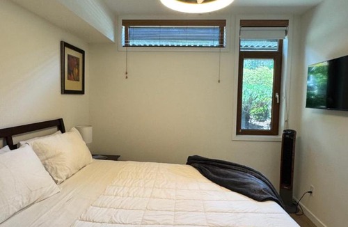 Chelan Apartment | Lakeside luxury with hot tub and pool