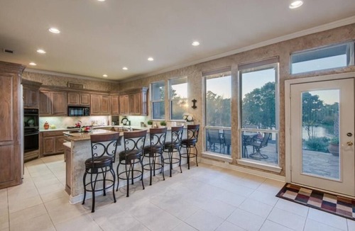 Highland Village House | Lakeside Resort Beautiful 5-bedroom house with AC in tranquil Highland Village