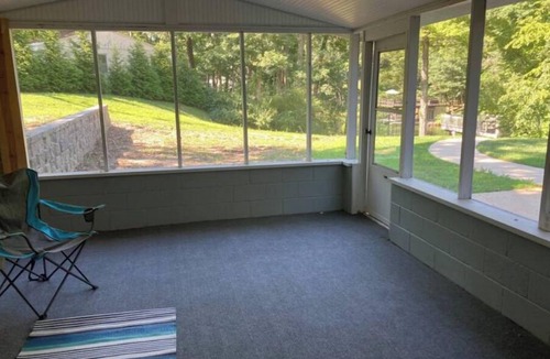 Effingham House | Lakeside Sarandipity: Sleeps 8 with outdoor spaces!