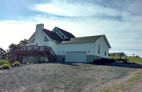 Crofton Cabin | Lakeview retreat with room for the whole family!