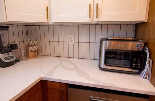 Morse Park House | Lakewood smart home -Hot Tub & more