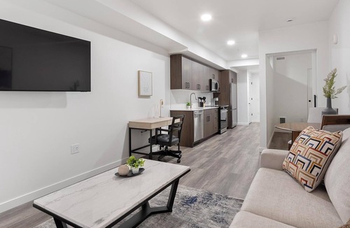 Crown Hill Apartment | Landing | Amazing 1BD, Gym