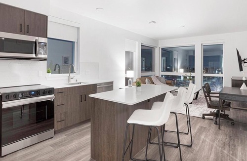 Crown Hill Apartment | Landing | Amazing 2BD, Gym