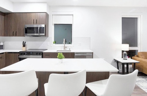 Crown Hill Apartment | Landing | Amazing 2BD, Gym