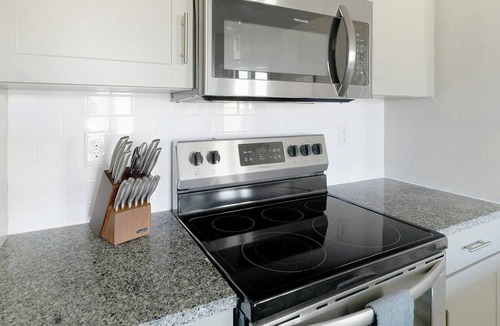 Katy Apartment | Landing | Amazing 2BD, Pool, Gym