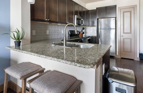 Barker Apartment | Landing | Beautiful 1BD, Courtyard, Pool