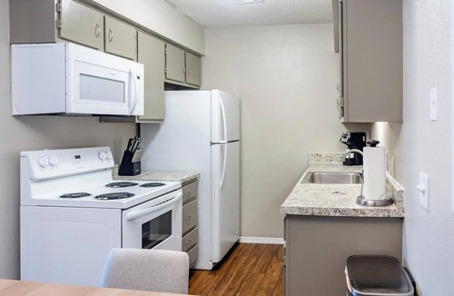 South Tulsa Apartment | Landing | Beautiful 1BD, Gym, Clubhouse