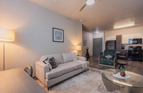 Tobin Hill Apartment | Landing | Beautiful 2BD, Clubhouse, Pool