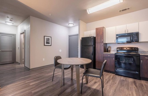 Tobin Hill Apartment | Landing | Beautiful 2BD, Clubhouse, Pool