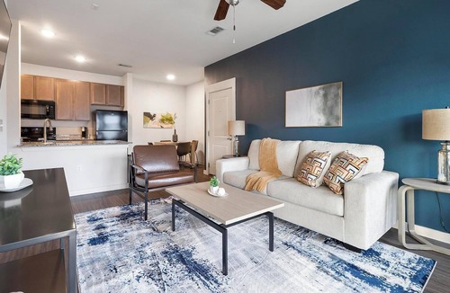 Lockhart Apartment | Landing | Beautiful 2BD, Gym, Pool