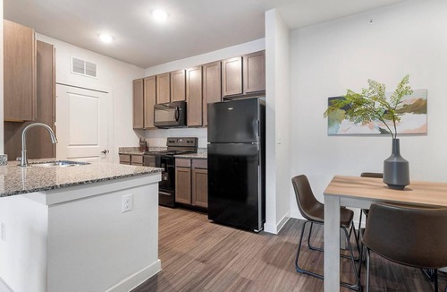 Lockhart Apartment | Landing | Beautiful 2BD, Gym, Pool