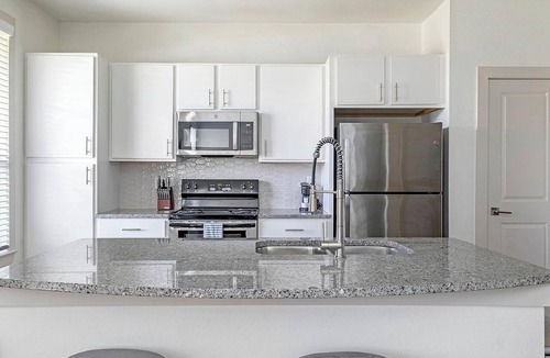 Waller Apartment | Landing | Beautiful 3BD, Gym, Pool