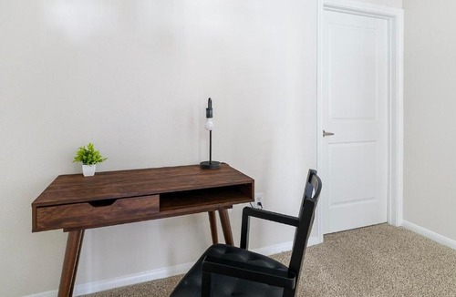 Northeast Houston Apartment | Landing Chic 1BD Game Room Gym