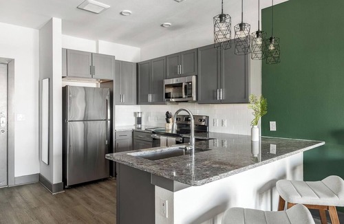 Terrell Apartment | Landing | Chic 1BD, Gym