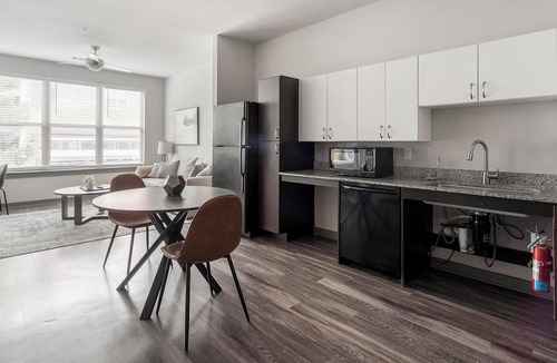 Tobin Hill Apartment | Landing | Chic 1BD, Pool, Gym