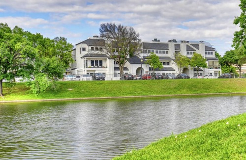 Fort Worth Apartment | Landing | Chic 1BD, Pool, Gym