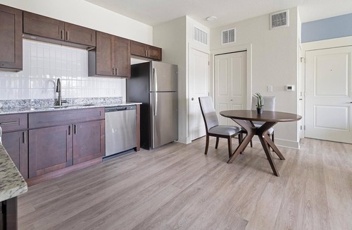 Lockhart Apartment | Landing | Chic 1BD, Pool, Gym
