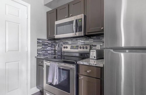 Richmond Apartment | Landing | Chic 2BD, Gym, Clubhouse