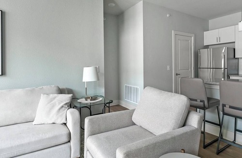 Conroe Apartment | Landing | Chic 2BD, Gym, Game Room