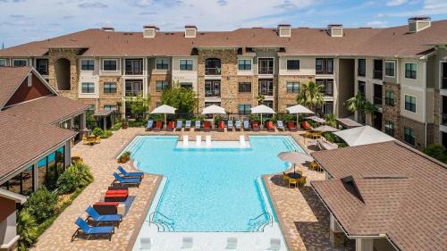 George Bush Park/Eldridge Apartment | Landing Chic 2BD Gym Pool