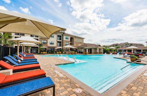 George Bush Park/Eldridge Apartment | Landing Chic 2BD Gym Pool