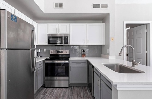 George Bush Park/Eldridge Apartment | Landing | Chic 2BD, Gym