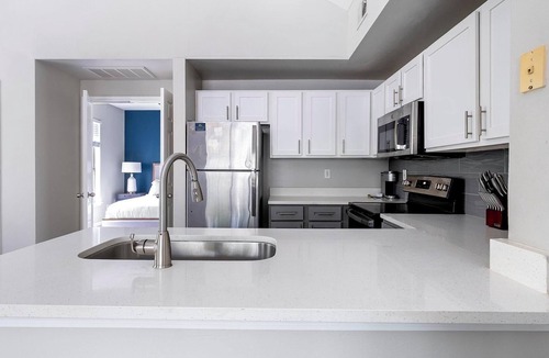 George Bush Park/Eldridge Apartment | Landing | Chic 2BD, Gym
