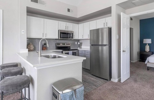 George Bush Park/Eldridge Apartment | Landing | Chic 2BD, Gym