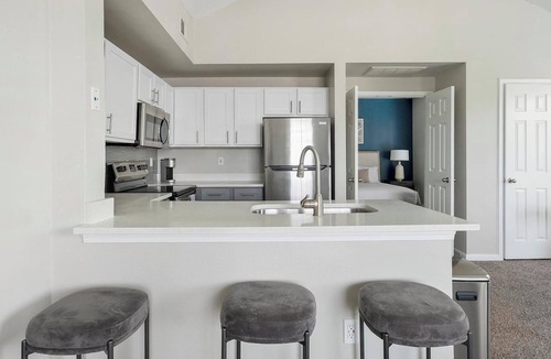George Bush Park/Eldridge Apartment | Landing | Chic 2BD, Gym