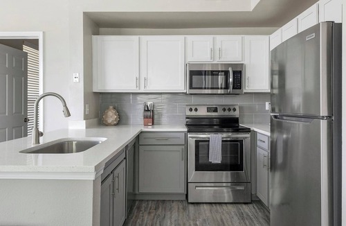 George Bush Park/Eldridge Apartment | Landing | Chic 2BD, Gym