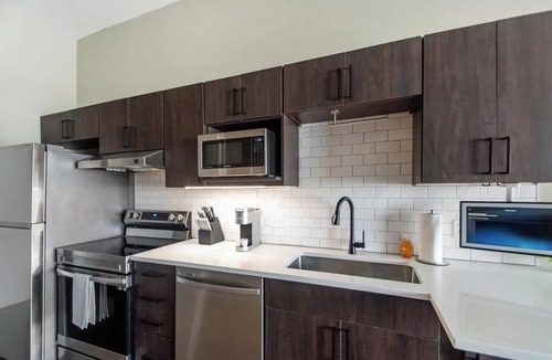 Springfield Apartment | Landing | Chic Studio, Pool, Gym