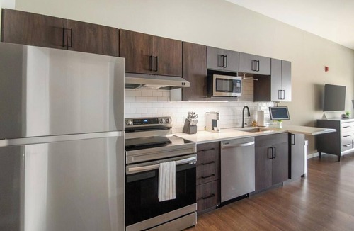 Springfield Apartment | Landing | Chic Studio, Pool, Gym