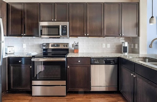 Barker Apartment | Landing | Modern 1BD, Courtyard, Gym