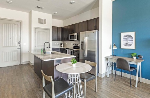 Denton Apartment | Landing | Modern 1BD, Courtyard, Gym