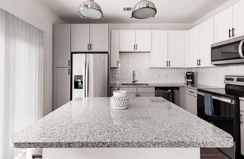 Fort Worth Apartment | Landing | Modern 1BD, Gym, Pool