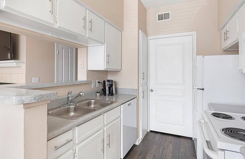 Fort Worth Apartment | Landing | Modern 1BD, Pool, Gym
