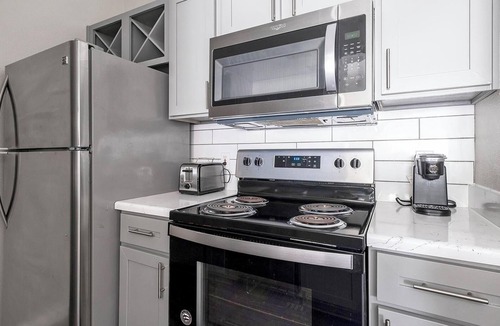 Briarforest Apartment | Landing | Modern 1BD, Pool, Gym