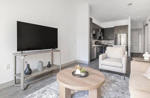 Washington Ave./ Memorial Park Apartment | Landing | Modern 1BD, Pool, Gym
