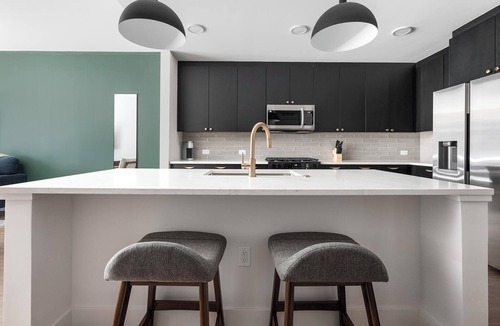 Uptown Apartment | Landing | Modern 1BD, Rooftop Lounge, Gym