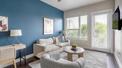 Old East Dallas Apartment | Landing Modern 1BD Yoga Studio Gym