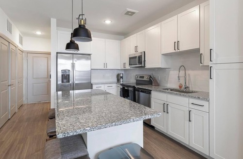 Weston Apartment | Landing | Modern 1BD, Yoga Studio, Clubhouse