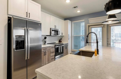 Garland Apartment | Landing | Modern 2BD, Clubhouse, Gym
