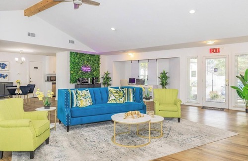 DeSoto Apartment | Landing | Modern 2BD, Pool, Tennis Court