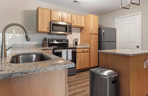 Eureka Apartment | Landing | Modern 2BD, Pool, Gym