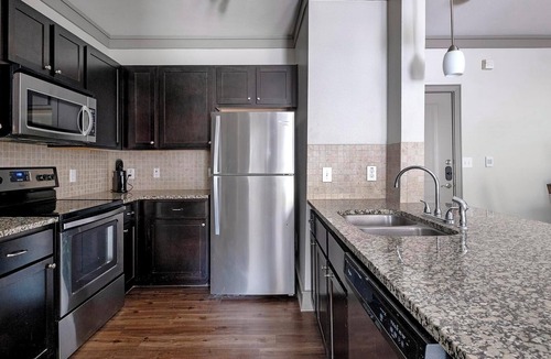 George Bush Park/Eldridge Apartment | Landing | Modern 2BD, Pool, Gym